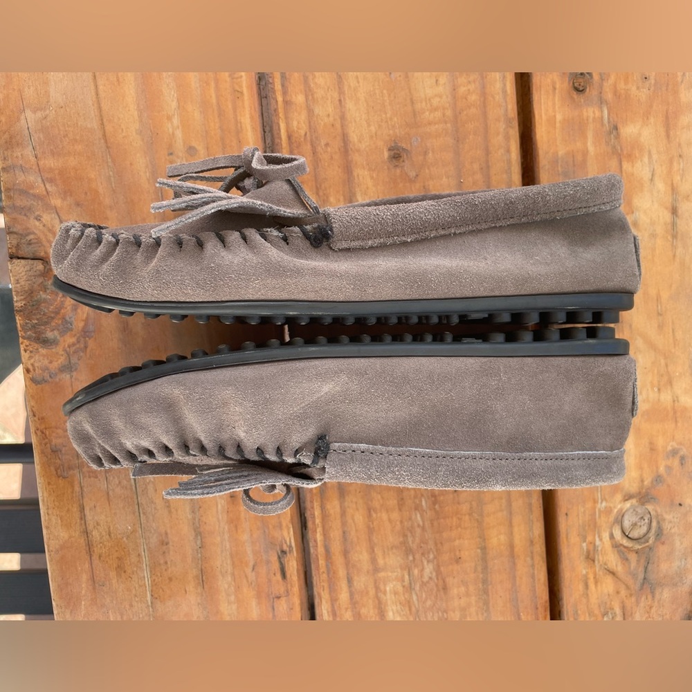 AMAZING ~LADIES TAUPE SUEDE LEATHER MINNETONKA DRIVING MOCCASINS SHOE~SZ 10 - Picture 9 of 10